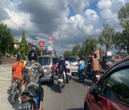 Jalan HR Soebrantas, Pekanbaru disesaki kendaraan (foto/Yuni)